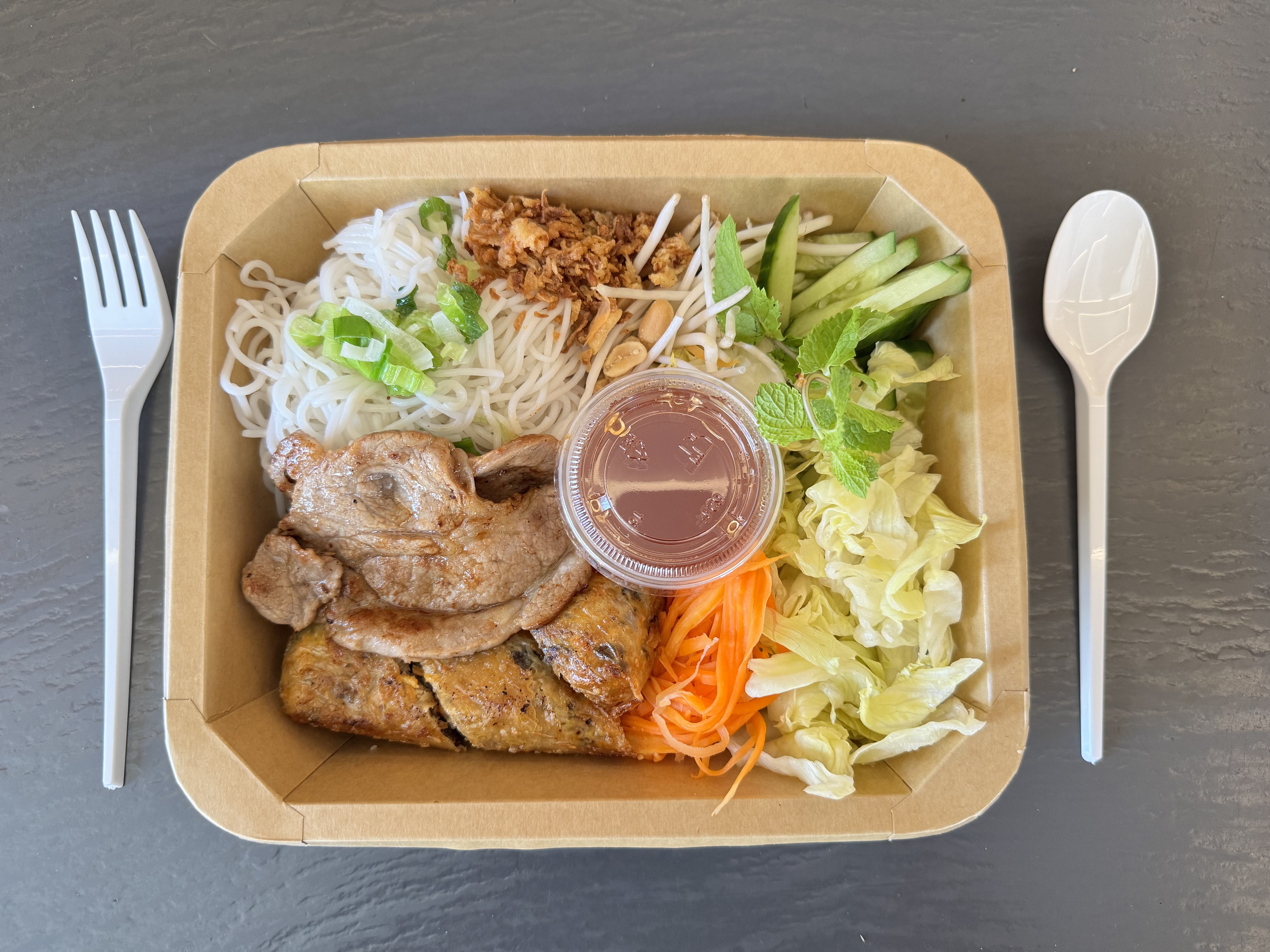 Bún thịt nướng chả giò